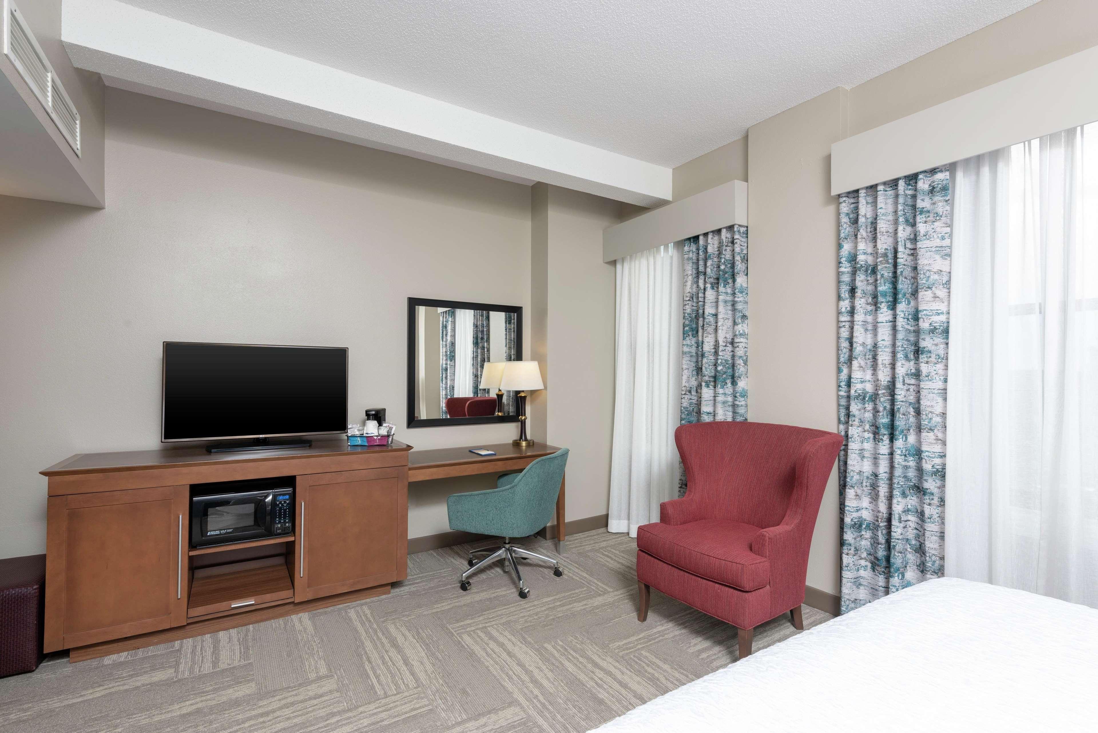Hampton Inn Indianapolis Downtown Across From Circle Centre Exterior photo