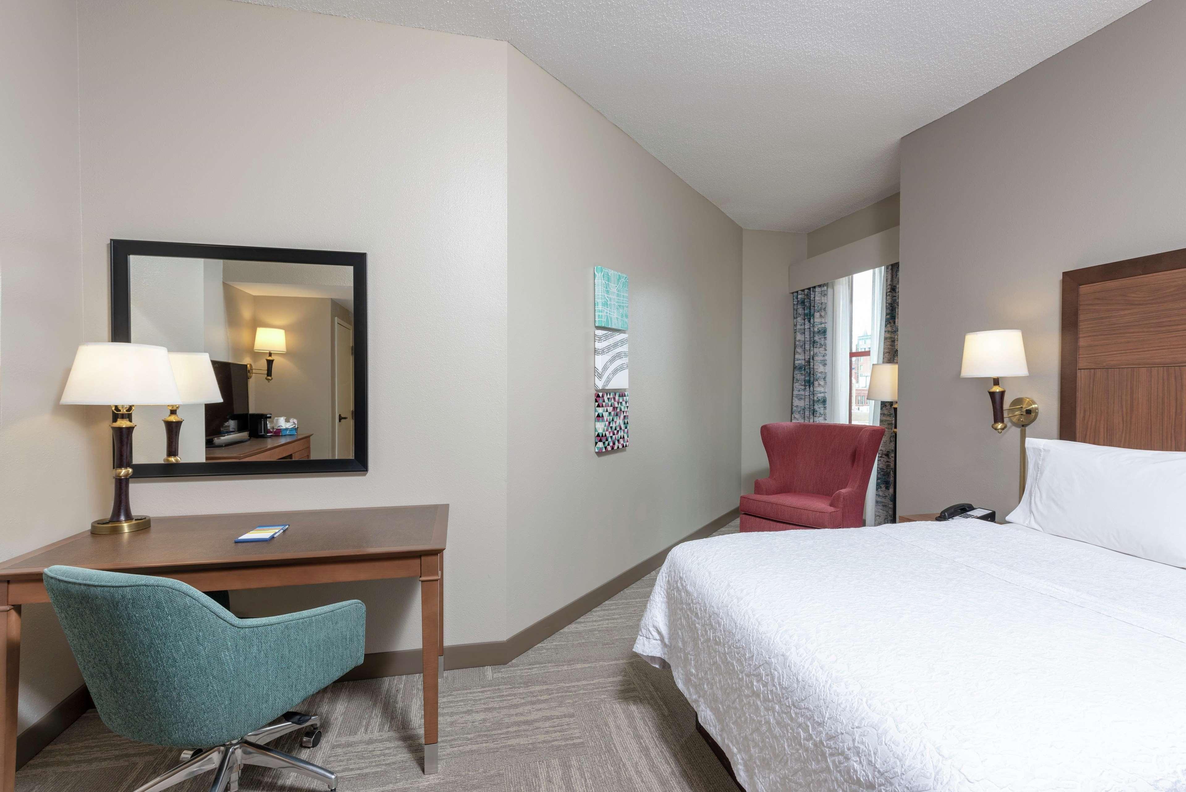Hampton Inn Indianapolis Downtown Across From Circle Centre Exterior photo
